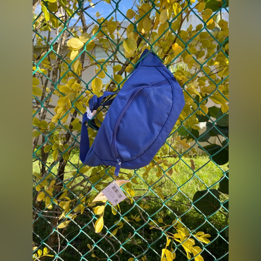 🛍 Blue Fanny Pack | New, never used 
$20.00 | One Size

DM for more info 📩